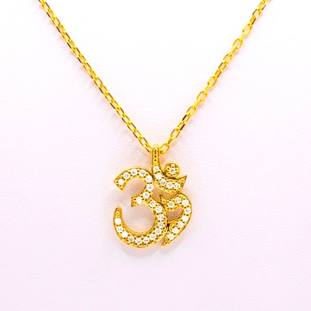 Ohm pendant outfitted with SI1 diamonds.